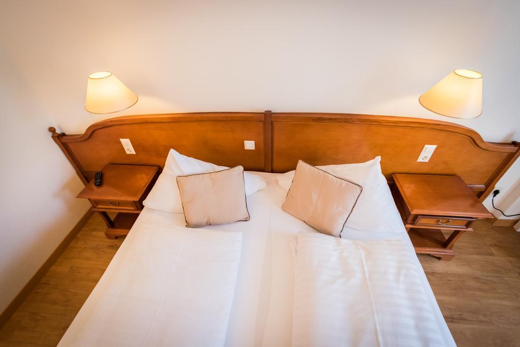 Familie Hopfeld - Hotel Dreikoenigshof Stockerau Kültér fotó