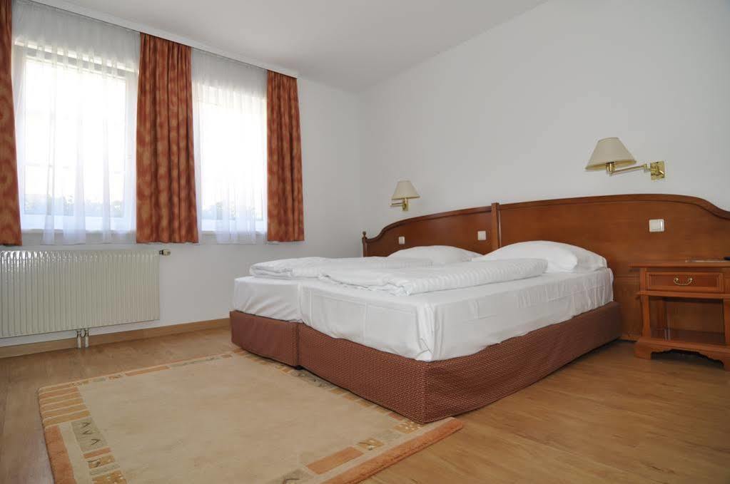 Familie Hopfeld - Hotel Dreikoenigshof Stockerau Kültér fotó