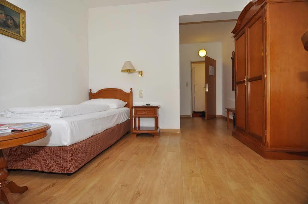 Familie Hopfeld - Hotel Dreikoenigshof Stockerau Kültér fotó